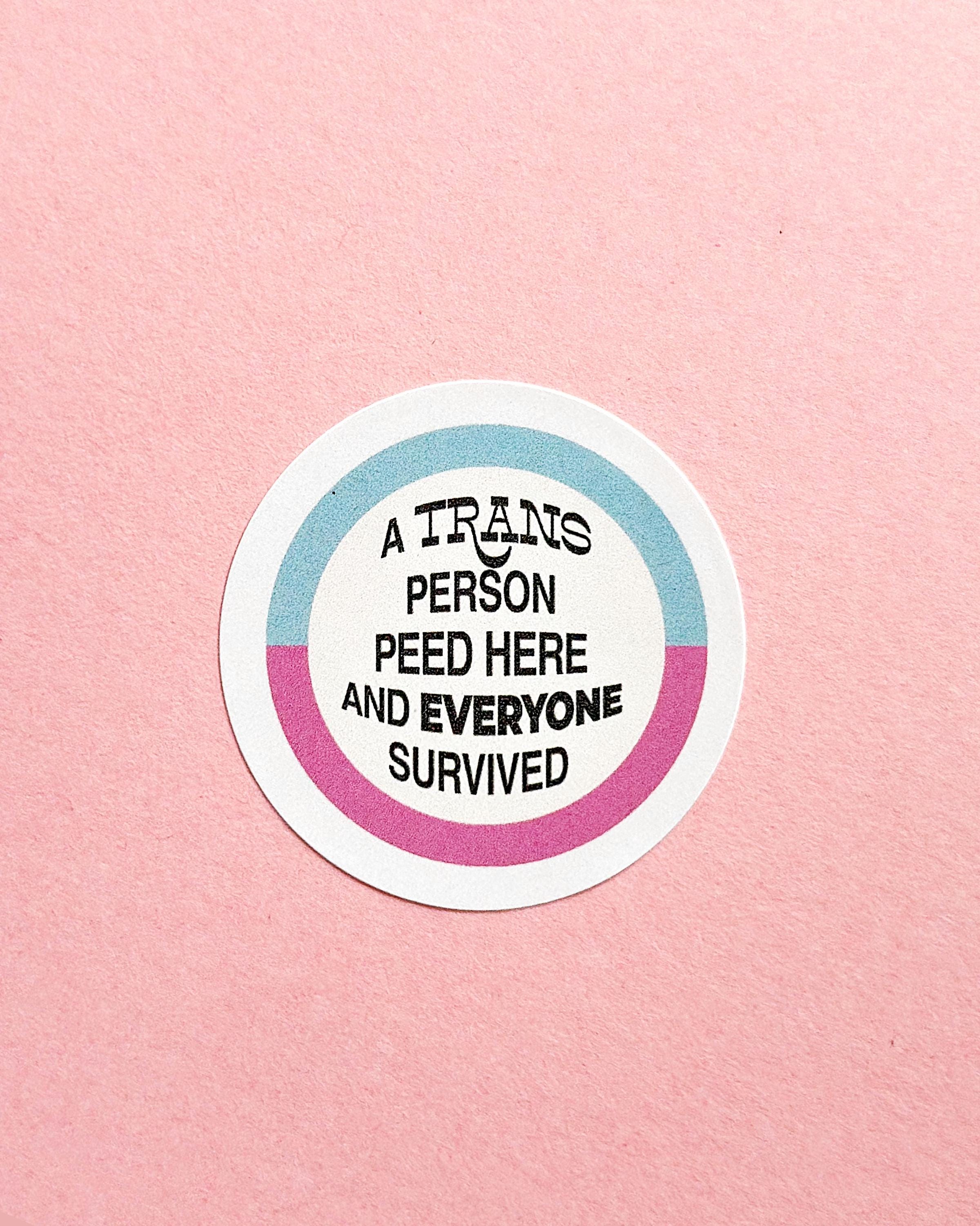 Autocollants militants trans ✶ Lot de 6 autocollants "A Trans Person Peed Here", message LGBTQ+ à coller partout