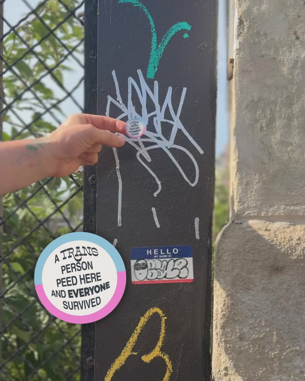Autocollants militants trans ✶ Lot de 6 autocollants "A Trans Person Peed Here", message LGBTQ+ à coller partout